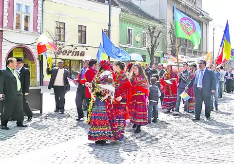 Rromii au greşit bannerul de ziua lor