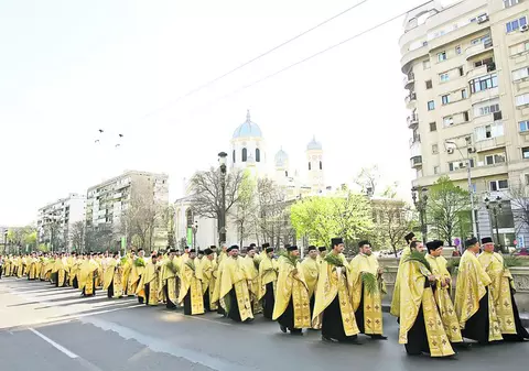 Sute de preoţi au ieşit pe stradă