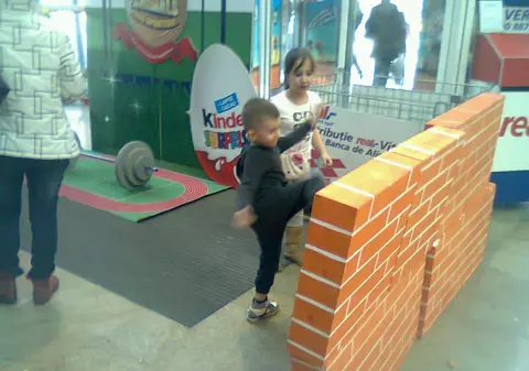 La 3 ani, băiatul campionului k1 Marius Tiţă ”rupe” spaţiile de joacă