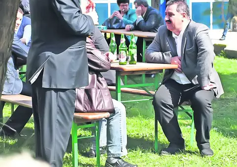 Obosiţi de discursurile şi de promisiunile şefilor lor de partid, USL-iştii de rând s-au relaxat la o berică!