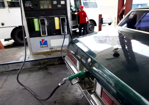 Ce puţini plătesc alţii pentru benzină!