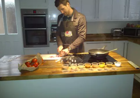 BOX | Adversarul lui Bute se antrenează în bucătărie