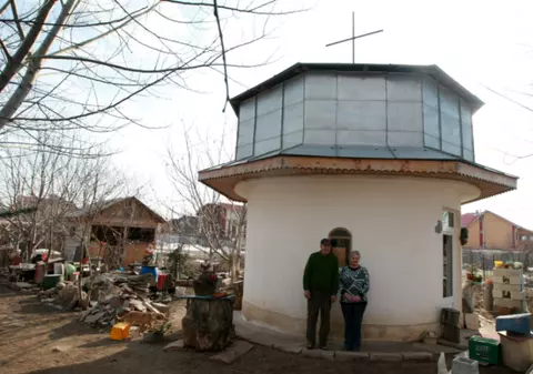 INCREDIBIL! Doi bucureşteni şi-au făcut propria biserică în curte