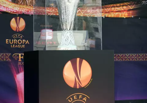 Vrei o poză bună de facebook? Vezi unde poţi găsi trofeul UEFA!