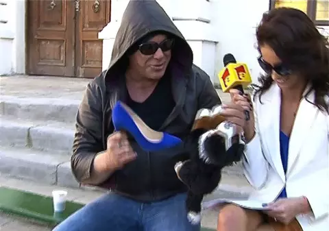 Geanina Ilieş şi-a donat pantofii pentru adăpostul pentru maidanezi al lui Mickey Rourke