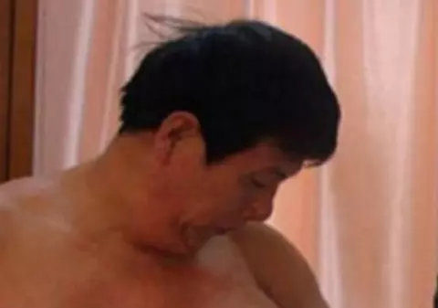 EL e cel mai DOTAT bărbat din lume! Şi totuşi... îi e ruşine să iasă pe stradă | FOTO INCREDIBIL