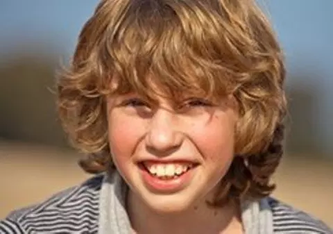 Copilul care i-a UMILIT pe toţi economiştii şi analiştii lumii! La 10 ani a găsit SOLUŢIA ieşirii Greciei din criză! VIDEO