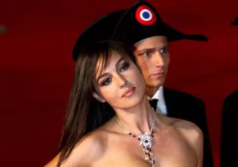 Monica Bellucci: "Decât o faţă de plastic, prefer una cu riduri"
