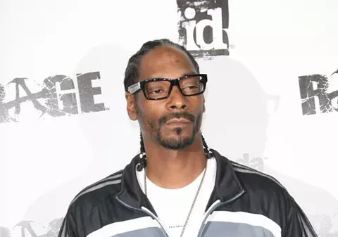 Rapperul Snoop Dogg a lansat cartea care se fumează | VIDEO