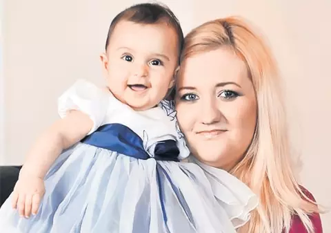 Mama Izabellei, fetiţa de 6 luni care a uimit Anglia pentru că face la oliţă, e supărată pe britanici: ”Acum fetiţa e vedetă, la naştere ne-au făcut ţigănci” | EXCLUSIV