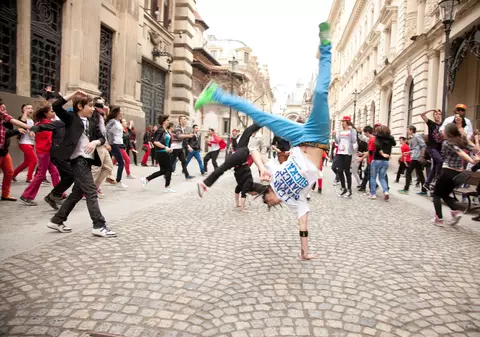 Pregătiri de Eurovision: Mandinga a făcut spectacol în Centrul Vechi din Bucureşti