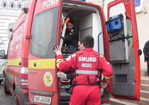 Accident în Ploieşti. Trei persoane, rănite după ce un autoturism s-a ciocnit cu un autobuz
