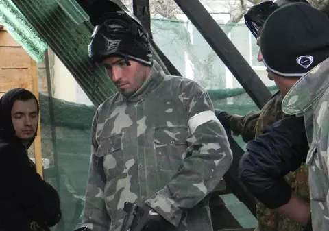 Uite-l pe Adrian Cristea militar... pe terenul de paintball!