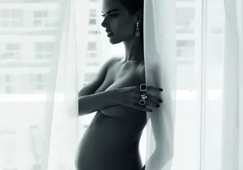 HOT mama! Însărcinată în 8 luni, Alessandra Ambrosio a pozat goală 
