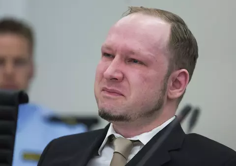 De la nazism, la zâmbete şi plâns în hohote! Uite cum s-a purtat Breivik la proces | FOTO
