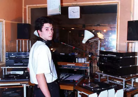 Îl recunoști? Este unul dintre cei mai carismatici prezentatori TV!