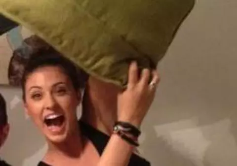 Antonia, în pat cu doi bărbaţi. De unde explozia de fericire de pe chipul ei? Are toate motivele, nu vă gândiţi la prostii! FOTO