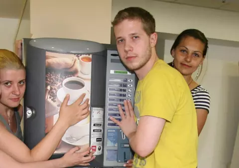 Otrava care ”biciuie creierul copiilor”, de vânzare în școli