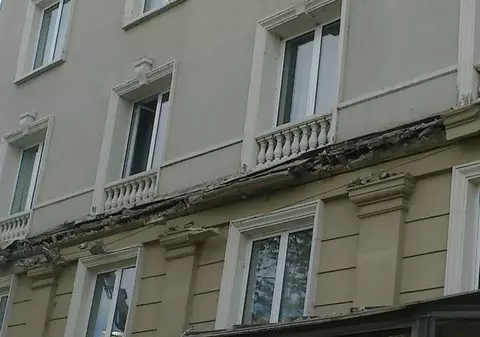 O fetiţă a fost rănită, după ce faţada hotelului Minerva din Capitală s-a prăbuşit 