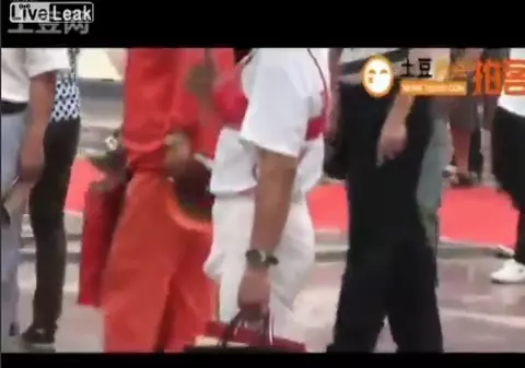 Poartă sutien şi are o... ERECŢIE, în public! Vezi cum a lăsat sute de oameni cu gura căscată | VIDEO