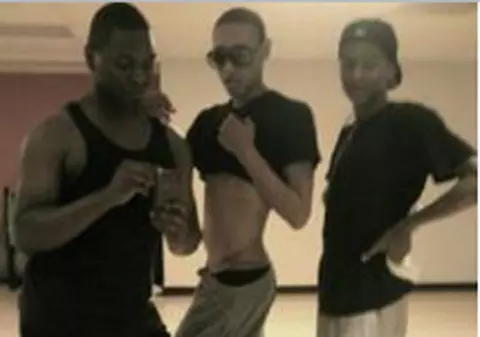 Aceşti băieţi chiar vor să înţeleagă femeile! Iată cum se "sacrifică" pe tocuri | FOTO