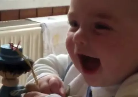 TE VA MOLIPSI PENTRU TOT WEEKENDUL! El e cel mai vesel BEBE de pe internet | VIDEO