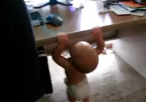 Ce dacă poartă scutec? Acest BEBE îşi lucrează muşchii | VIDEO