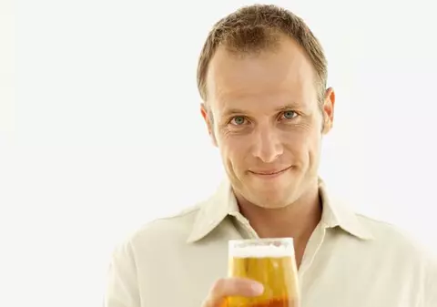 Îţi vine să crezi? Berea îi face pe oameni mai inteligenţi