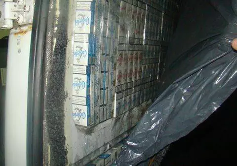 3.900 pachete de ţigări de contrabandă, descoperite în saci de zahăr