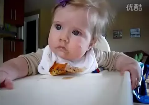 ADORABIL! Uite cum reacţionează un BEBE atunci când nu este lăsat să doarmă | VIDEO