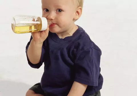 Incredibil! Un copil de doi ani a ajuns în comă alcoolică la spital