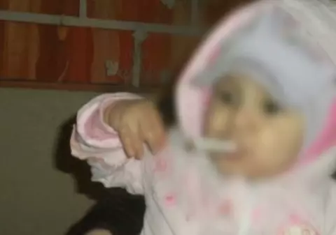 Părinţi, aţi înnebunit de tot! Alt bebeluş fotografiat cu ţigara în gură | FOTO ŞOCANT
