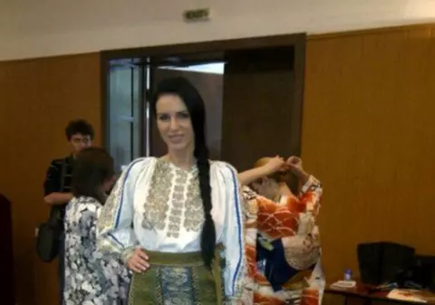 Cristina Roman, aşa cum nu ai mai văzut-o! Află pentru cine a defilat în costum popular | FOTO