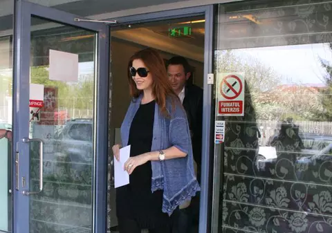 Ce frumoasă este Cristina Spătar, la externarea din maternitate! | FOTO