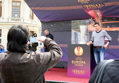 De Paşte, bucureştenii se pozează cu trofeul Europa League