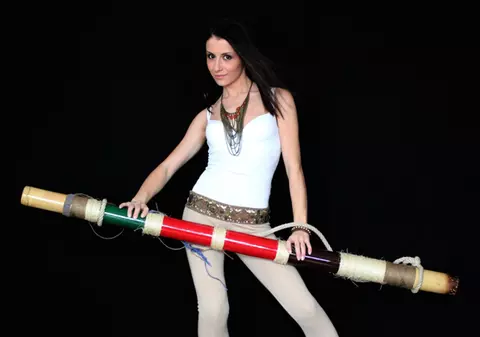 Betty Stroe cântă la un instrument mai înalt decât ea 