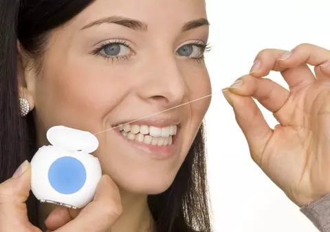 Află cinci trucuri ieftine şi rapide de albire a dinţilor 