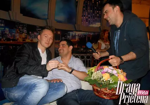 Iubitul cântăreței Ellie White, cerut în căsătorie de un bărbat. Vezi ce a răspuns! | VIDEO