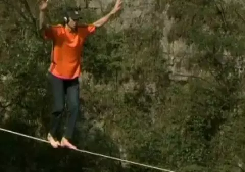 Curaj nebun! Stai cu sufletul la gură când îl vezi că se ține ”de aer”, la 1.800 de metri! VIDEO 