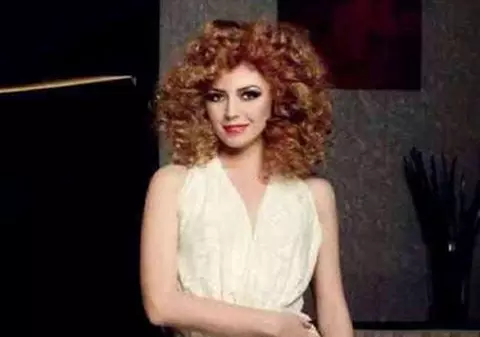 Elena Gheorghe și-a schimbat look-ul. Îți place cum îi stă?