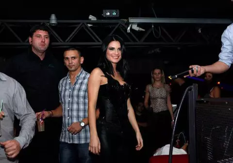 Ellie White e în culmea fericirii! Varianta în engleză a piesei "Sete de noi" i-a adus 10 concerte în Europa!