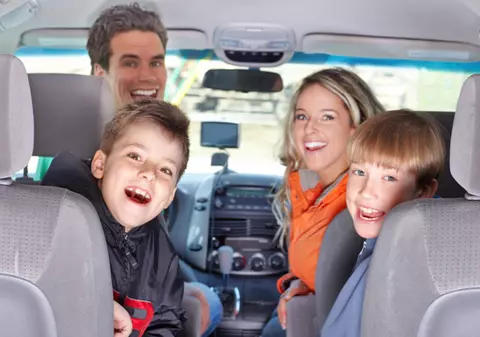 Iată ce trebuie să ai cu tine în maşină dacă pleci cu cel mic