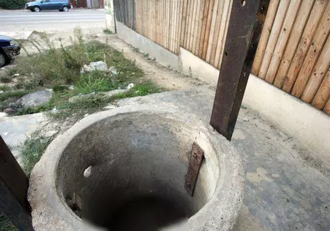 Fostul director al unui teatru din Moldova şi soţia sa, morţi în fântâna din curtea casei