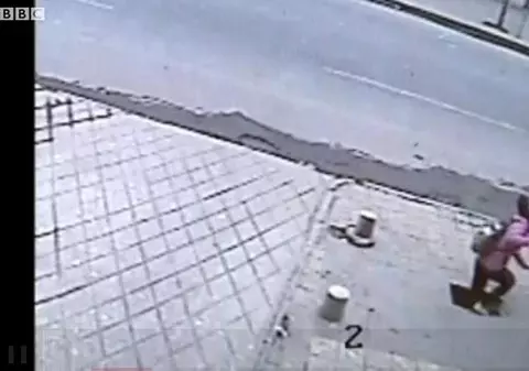 INCREDIBIL! I s-a dus trotuarul de sub picioare! VIDEO