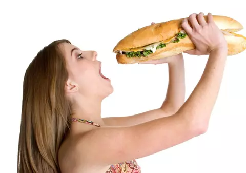 Iată ce trebuie să faci dacă te îneci cu mâncare