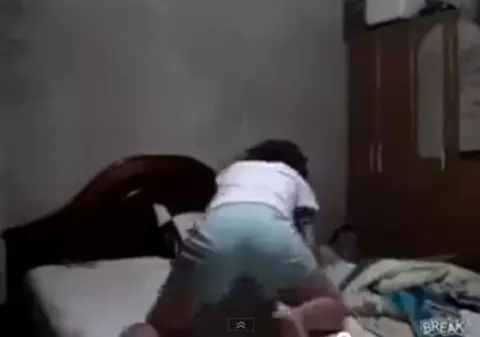 Uite cum îl sperie! Acest bărbat va avea COŞMARURI cu soţia lui | VIDEO