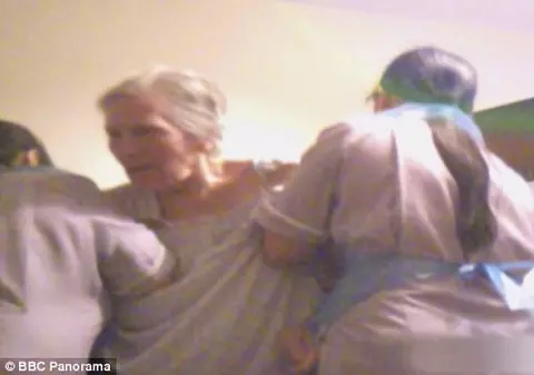 Ar putea fi mama ta! Uite cum e abuzată o femeie într-un azil pentru bătrâni