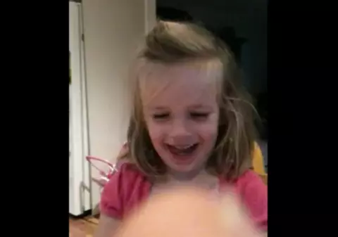 Modul inedit în care sparge un ou de Paşte! Ţi-ai lăsa copilul să facă asta? | VIDEO