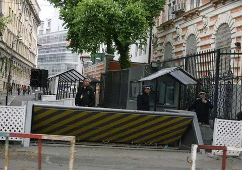 Se reia circulaţia auto din zona fostei ambasade americane