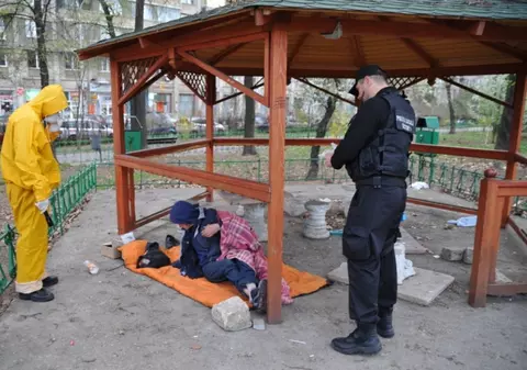 Boschetarii şi câinii vagabonzi din zona Gării de Nord au fost ridicaţi de Poliţia Locală